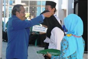 Rektor UNISA saat menyematkan tanda kepada mahasiswa baru Unisa
